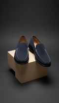 Handgenähte Loafer aus navyblauem Wildleder